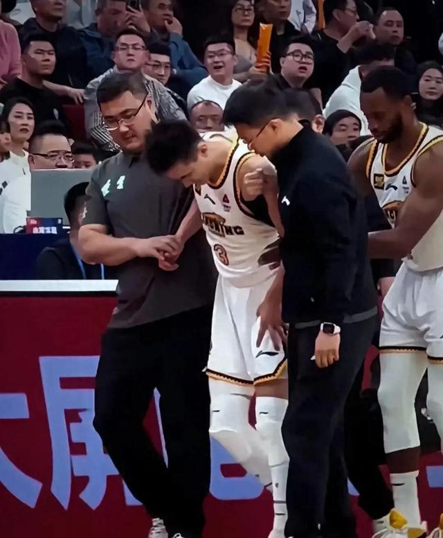 比赛过程中犯规频发，裁判执法引发争议
